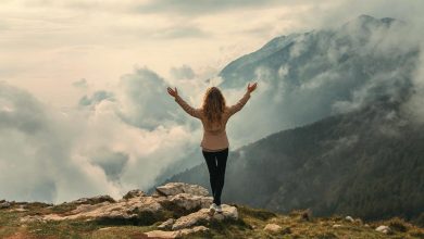 Woman looking out over mountains - how to stop self-sabotage